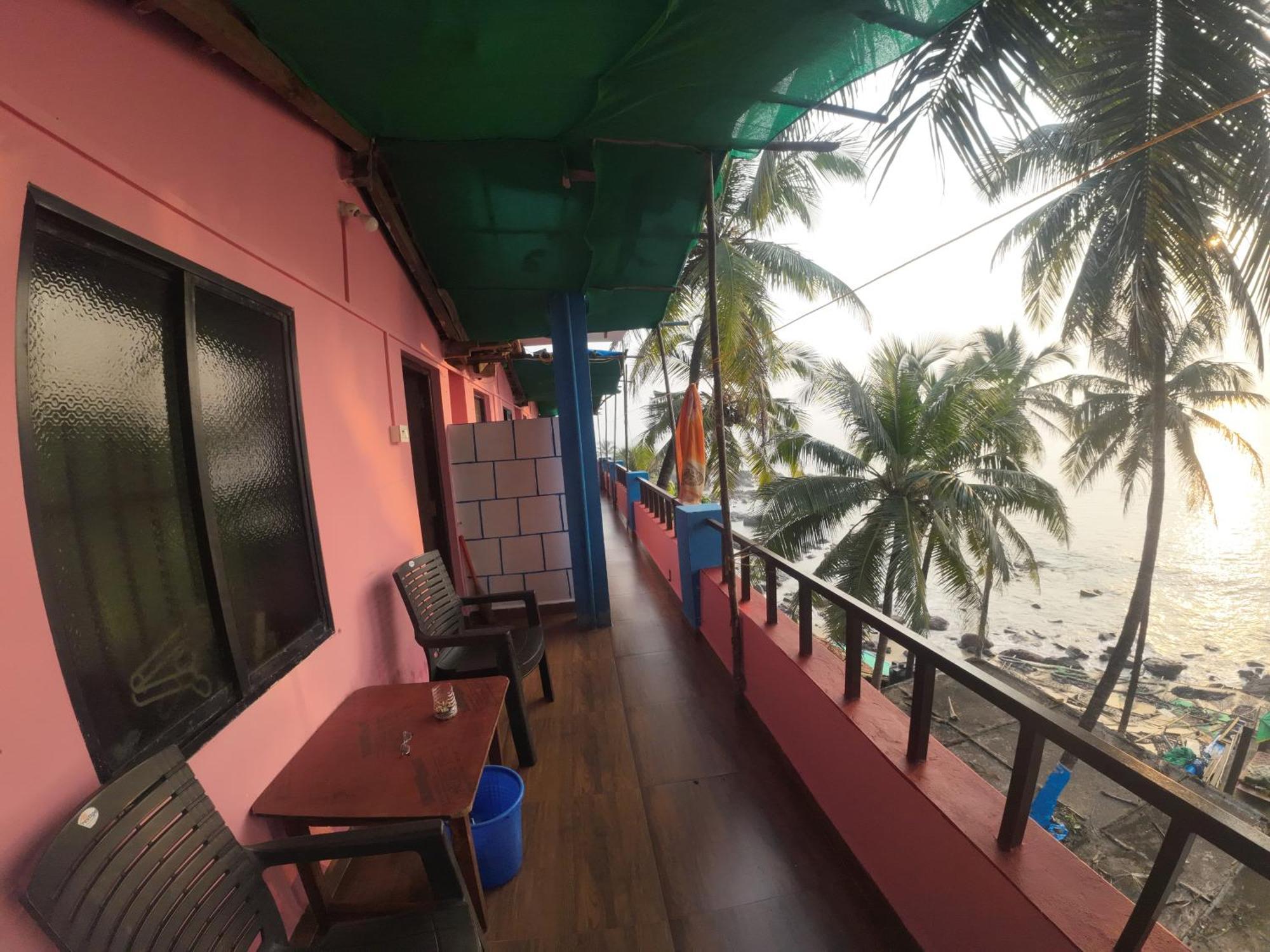 Om Ganesh Guest House Cliffside Arambol Exterior foto