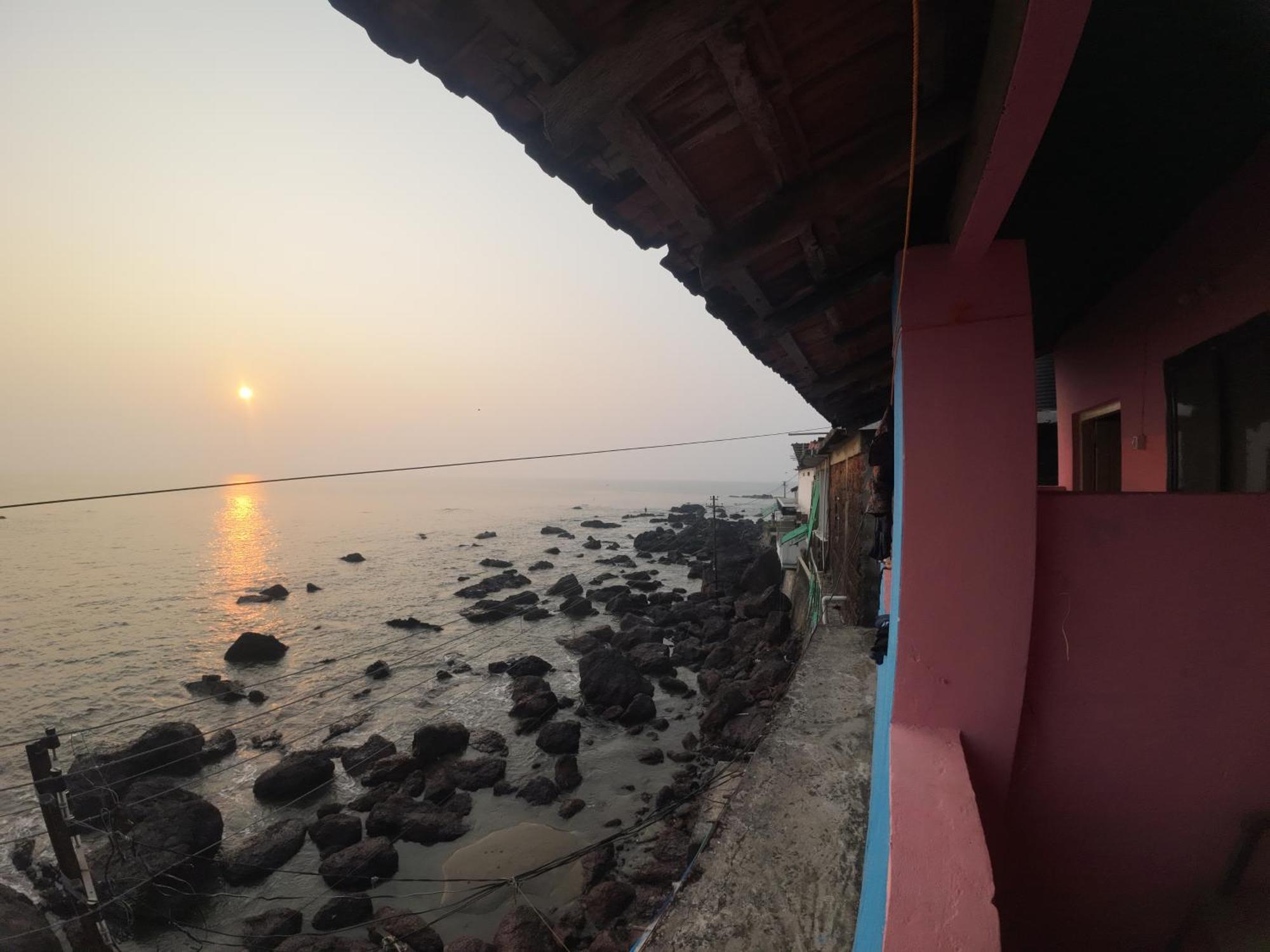 Om Ganesh Guest House Cliffside Arambol Exterior foto